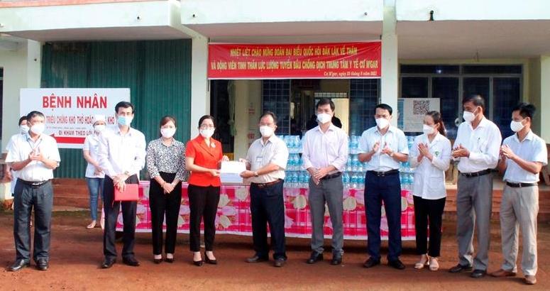 Đoàn đại biểu Quốc hội tỉnh Đắk Lắk thăm, tặng quà các đơn vị tuyến đầu chống dịch