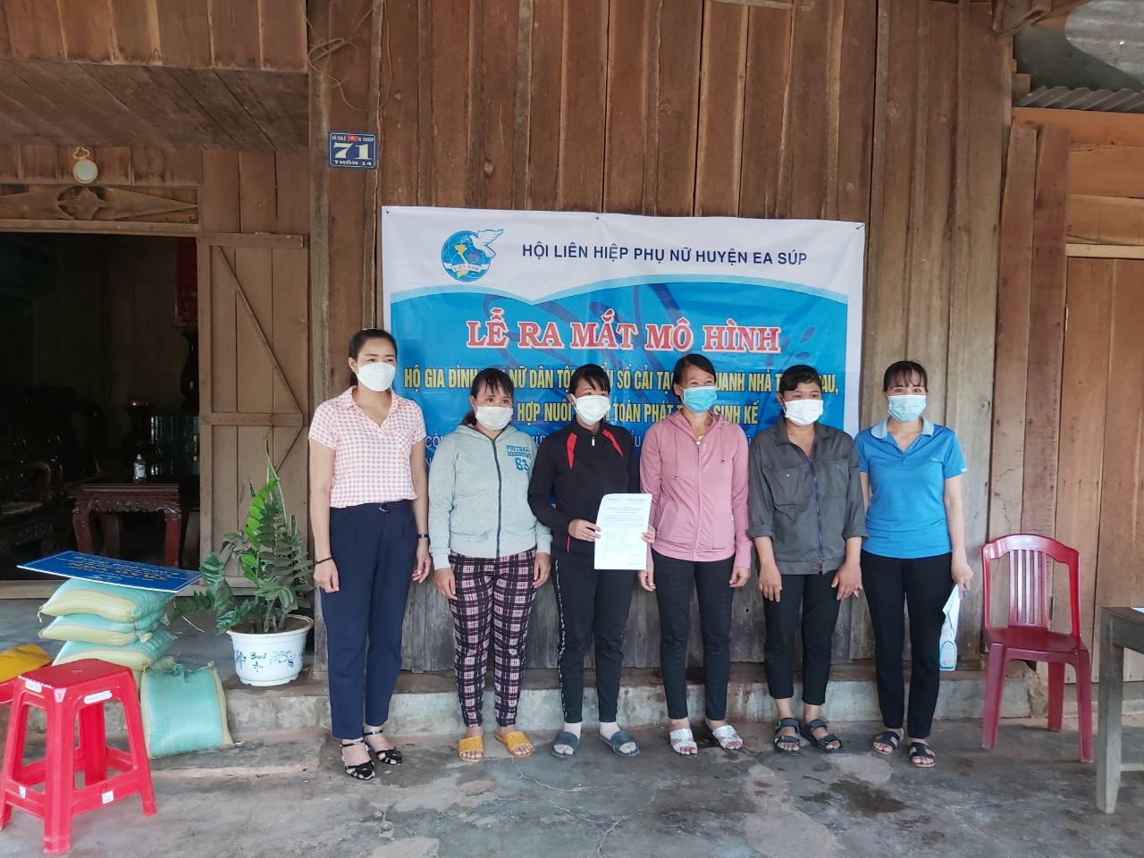 Ra mắt Mô hình “Hộ gia đình phụ nữ dân tộc thiểu số cải tạo đất quanh nhà trồng rau, kết hợp nuôi gà an toàn phát triển sinh kế”