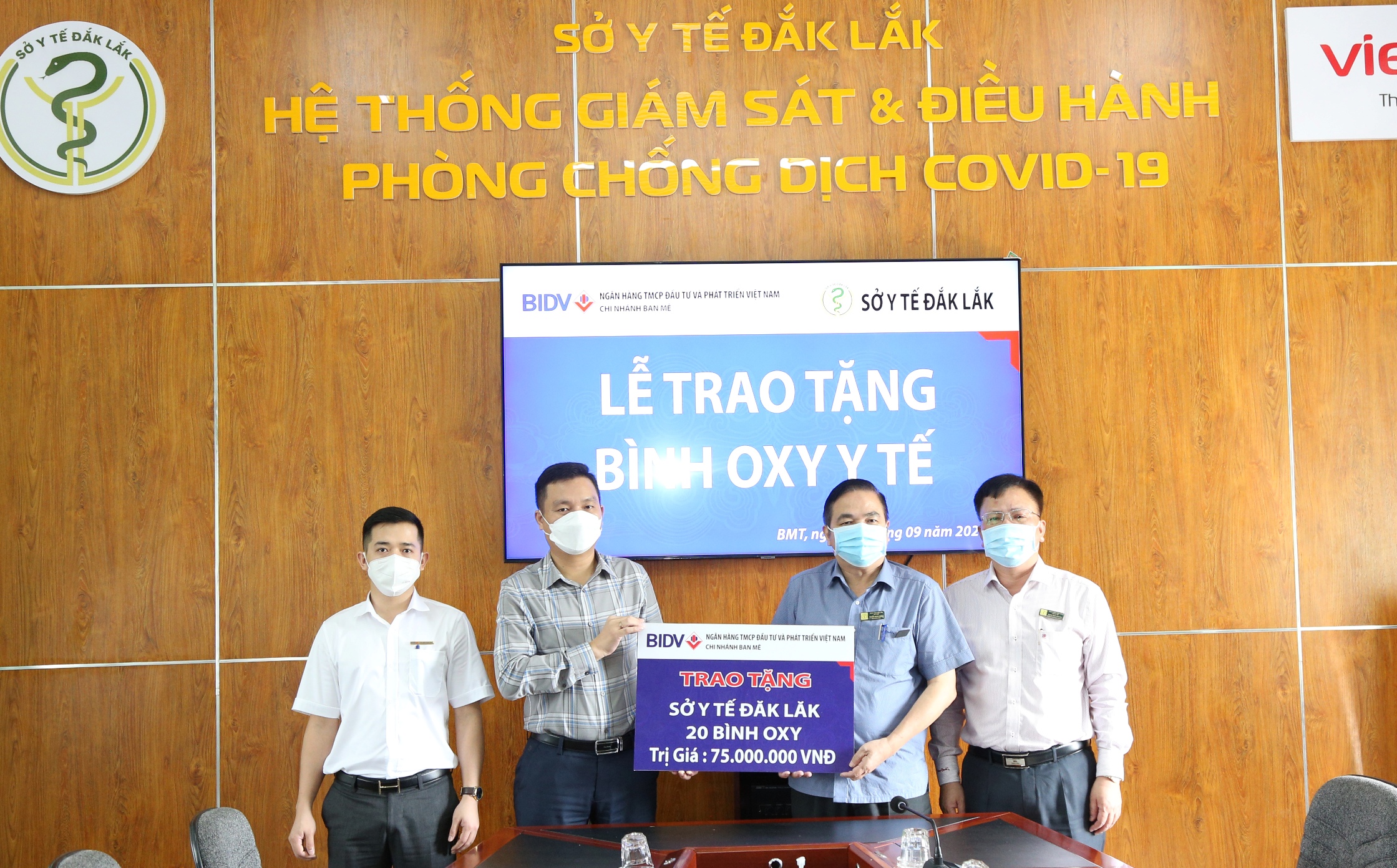 Sở Y tế tiếp nhận bình oxy y tế và máy tạo oxy phục vụ công tác điều trị bệnh nhân COVID-19