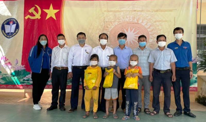 Tặng 122 suất quà cho học sinh Trường Tiểu học Đinh Núp, xã Ea Yiêng, huyện Krông Pắc