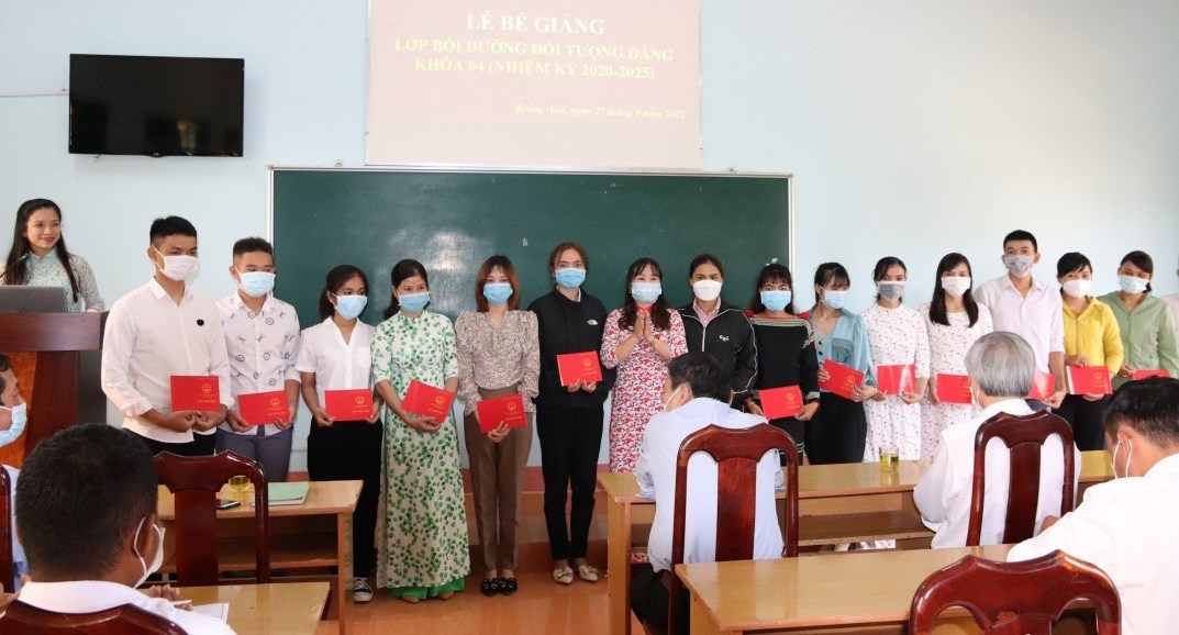 Bế giảng lớp Bồi dưỡng đối tượng kết nạp Đảng khóa 04