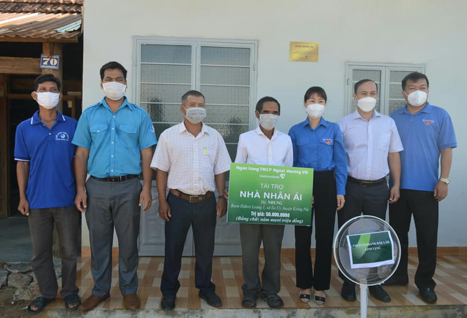 Bàn giao nhà nhân ái cho gia đình có hoàn cảnh khó khăn