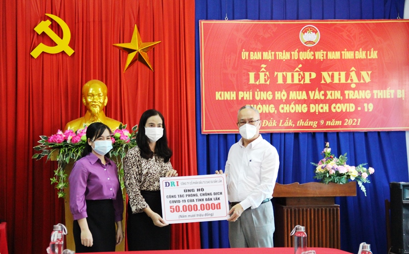 Tiếp nhận kinh phí ủng hộ mua vắc xin, trang thiết bị phòng, chống dịch Covid-19