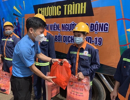 Ngành Công Thương tặng 300 suất quà cho đoàn viên, người lao động gặp khó khăn do dịch Covid-19
