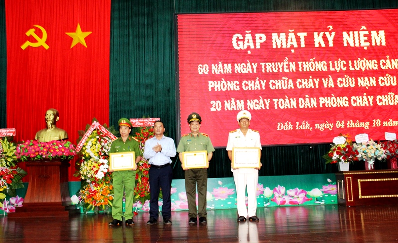 Gặp mặt 60 năm ngày truyền thống lực lượng cảnh sát phòng cháy chữa cháy, cứu nạn cứu hộ và 20 năm Ngày toàn dân phòng cháy, chữa cháy