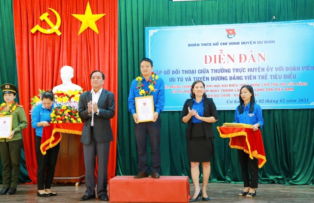 Huyện Cư Kuin phát triển đảng viên bảo đảm cả 