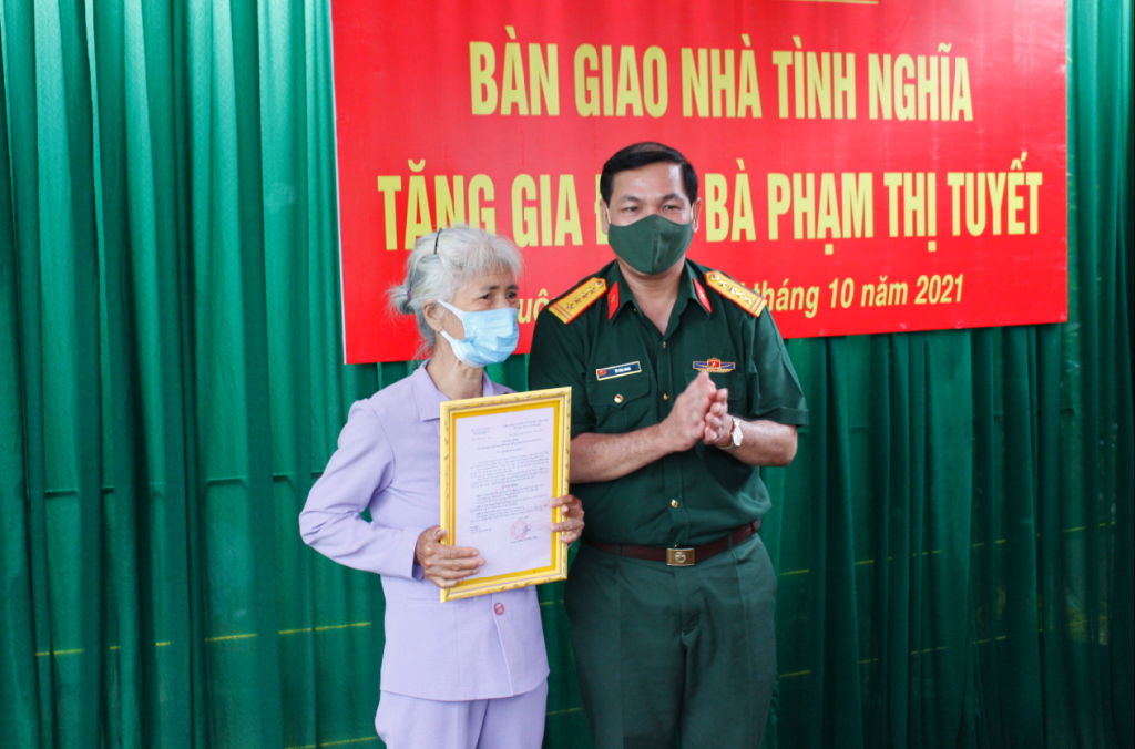 Quân khu 5 bàn giao nhà Tình nghĩa tặng đối tượng chính sách