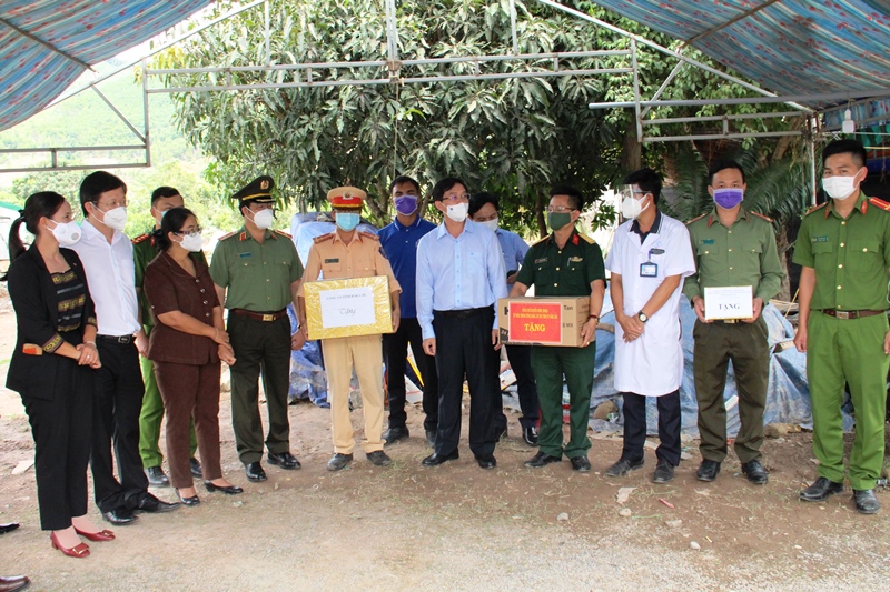 Mr. Nguyen Dinh Trung – Secretary of the Provincial Party Committee visits the COVID-19 epidemic checkpoint in Ea Trang Commune, M’Drắk District