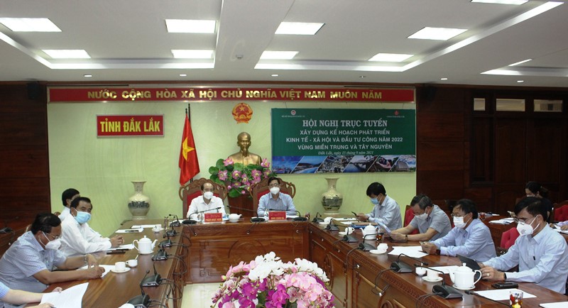 Holding an online meeting about making a plan on socioeconomic development and public investment in 2022 in Central Viet Nam and the Central Highlands