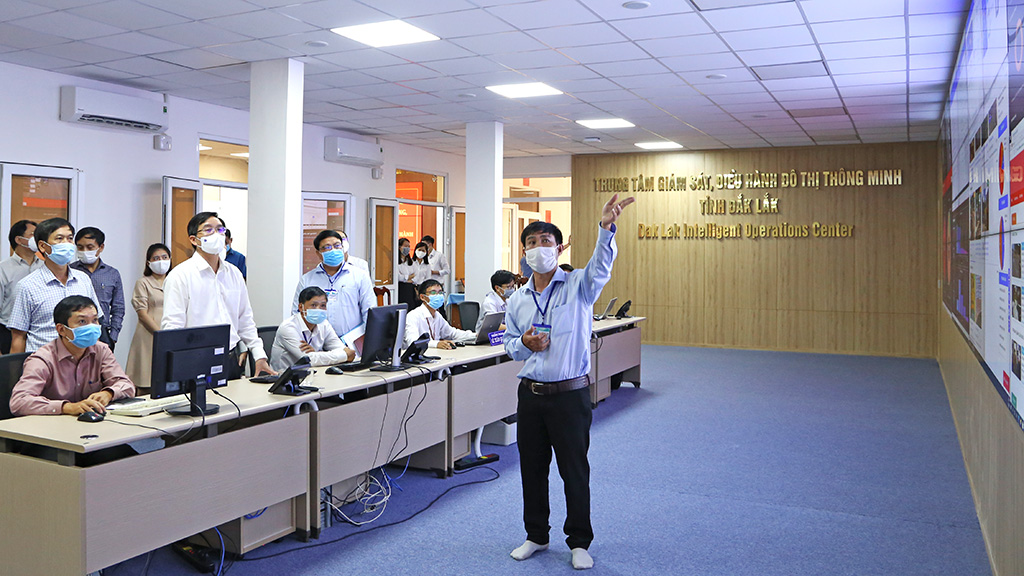 Mr. Nguyen Dinh Trung, Secretary of the Party Committee of Dak Lak Province, visits and works at the Intelligent Operation Center of Dak Lak Province