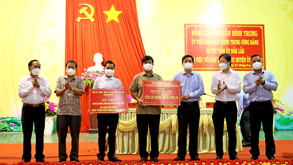Delegates led by Secretary of the Provincial Party Committee Nguyen Dinh Trung meet and work with the Standing Party Committee of Ea Súp District