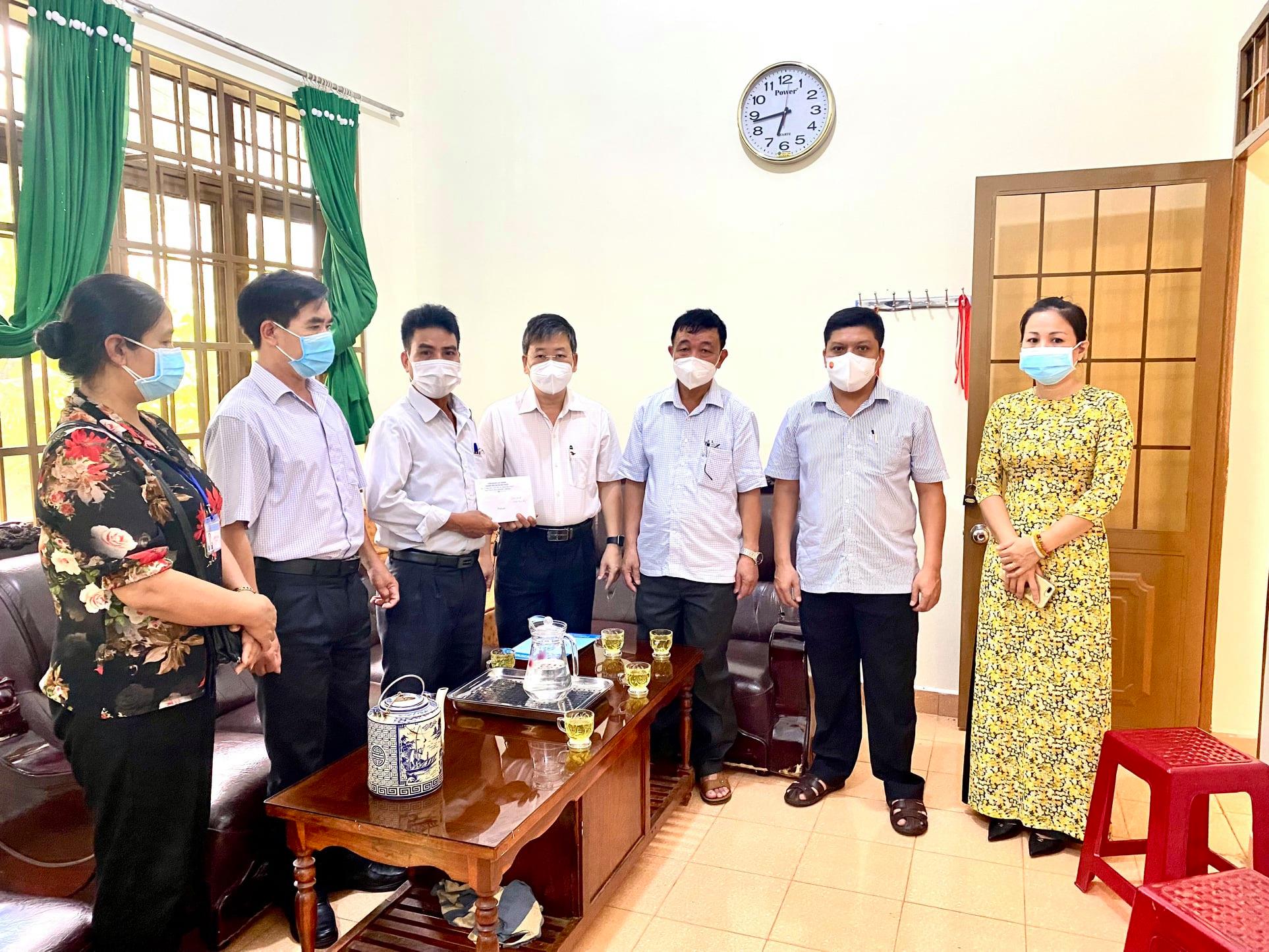 Liên đoàn Lao động thành phố Buôn Ma Thuột thăm, tặng quà UBND xã Ea Kao