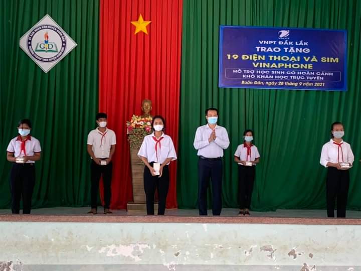 Giving smartphones to students in extremely difficult circumstances