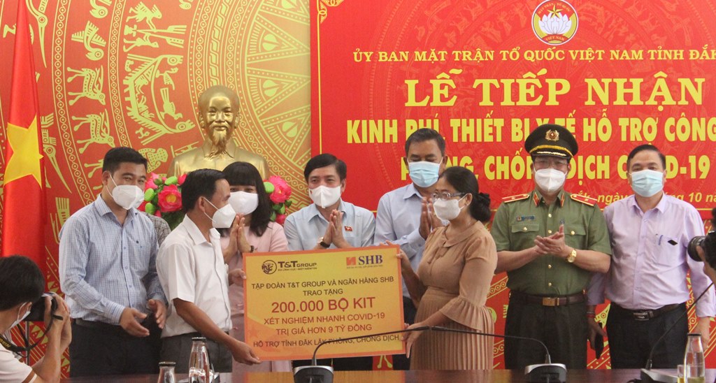 Lễ tiếp nhận kinh phí, thiết bị y tế hỗ trợ công tác phòng, chống dịch bệnh Covid-19
