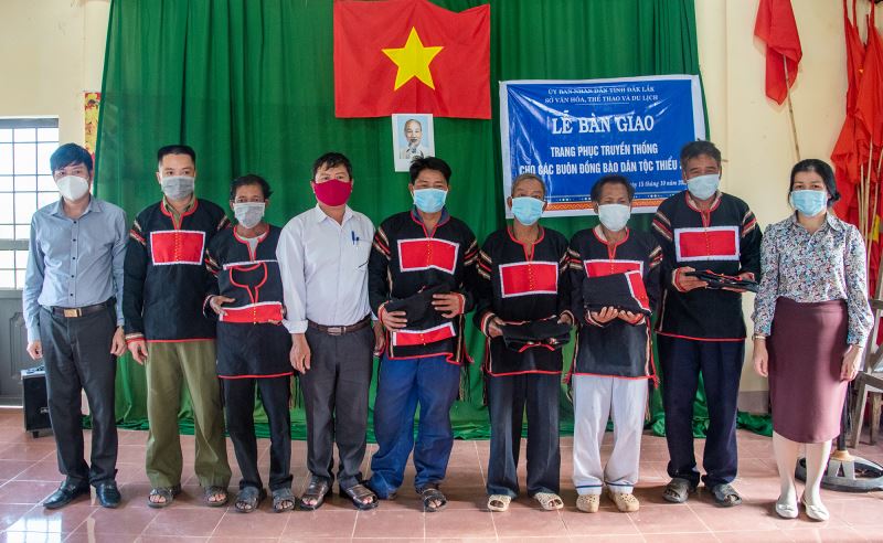 Cấp 11 bộ trang phục cho Đội nghệ nhân buôn M’Thal, huyện Ea Súp