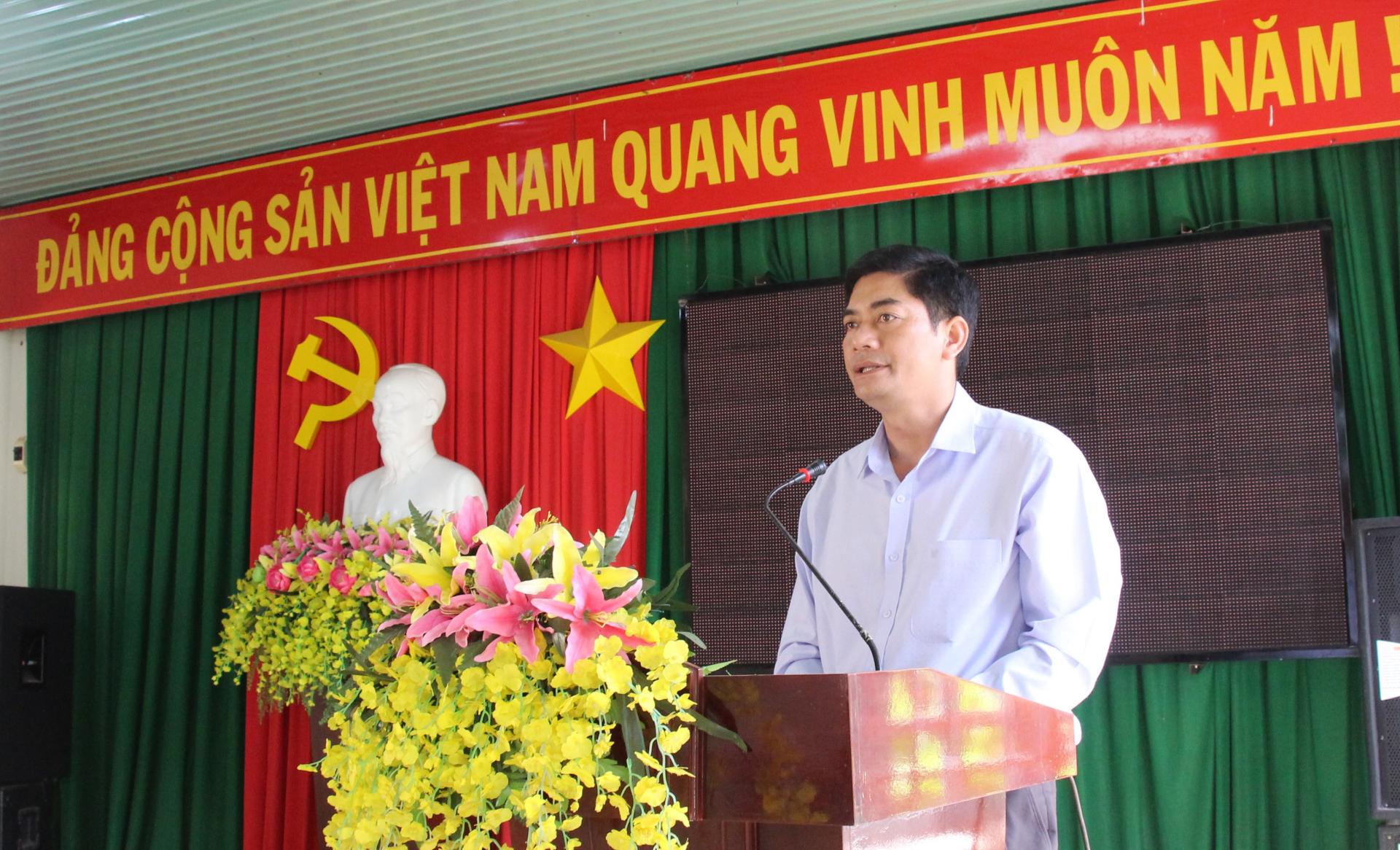 Đoàn đại biểu Quốc hội và HĐND tỉnh thăm, tặng quà người dân khu phong tỏa xã Ea Drông