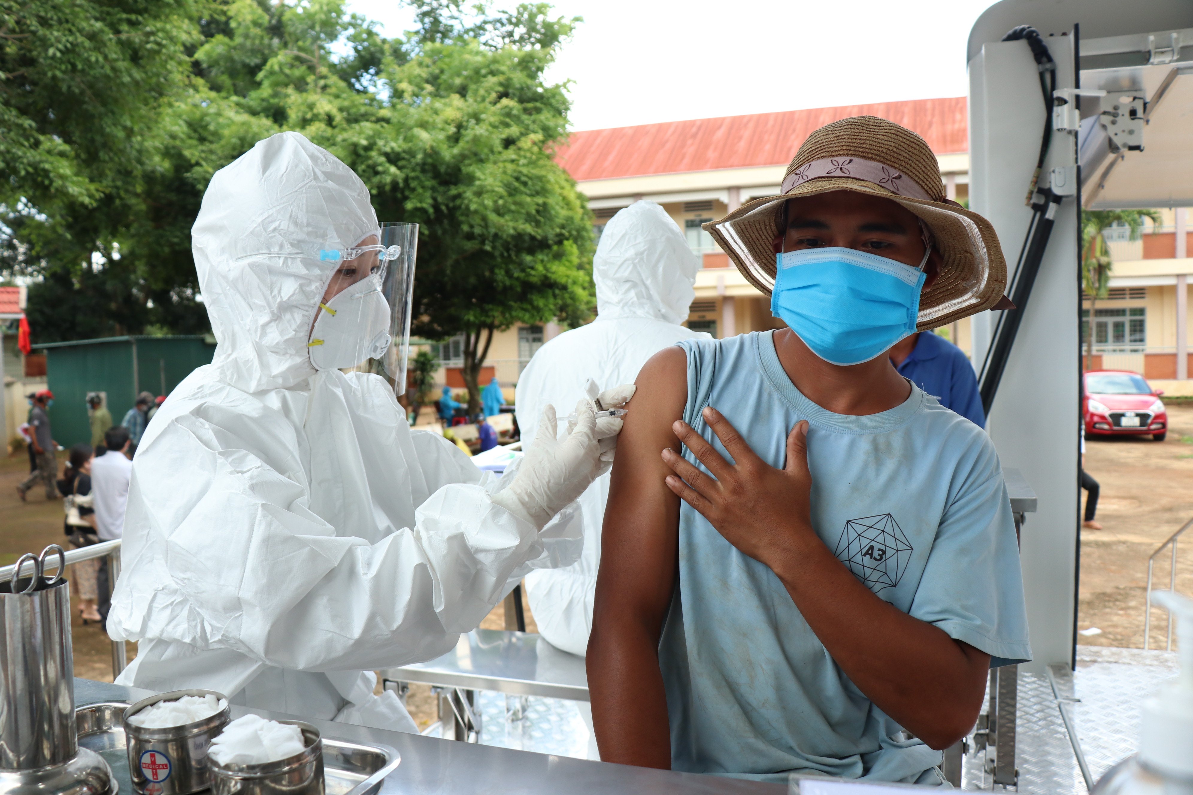 Dak Lak Provincial Healthcare Sector organizes mobile vaccination against COVID-19