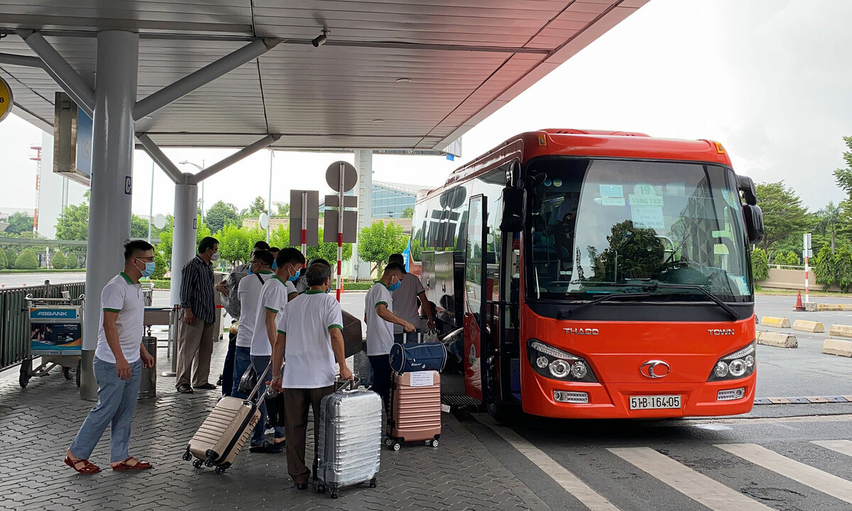 Propagandizing and mobilizing people not to spontaneously come back to their hometown, and organizing passenger transport activities.