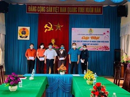 LĐLĐ huyện M’Drắk tặng quà hỗ trợ cho nữ đoàn viên gặp khó khăn