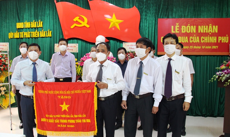 Qũy Đầu tư phát triển Đắk Lắk đón nhận Cờ thi đua của Chính phủ và triển khai nhiệm vụ 3 tháng cuối năm 2021