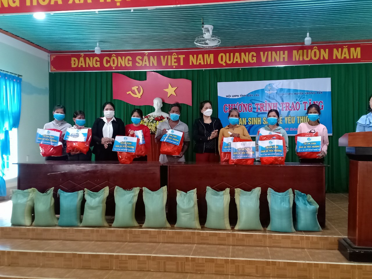 Chương trình trao tặng “Túi an sinh - san sẽ yêu thương” tại huyện Buôn Đôn