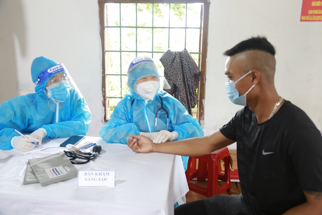 Người dân phấn khởi vì được tiêm vắc xin phòng  COVID-19