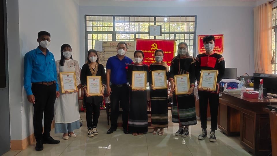 Huyện Cư M’gar tuyên dương, gặp mặt sinh viên dân tộc thiểu số có học lực khá, giỏi