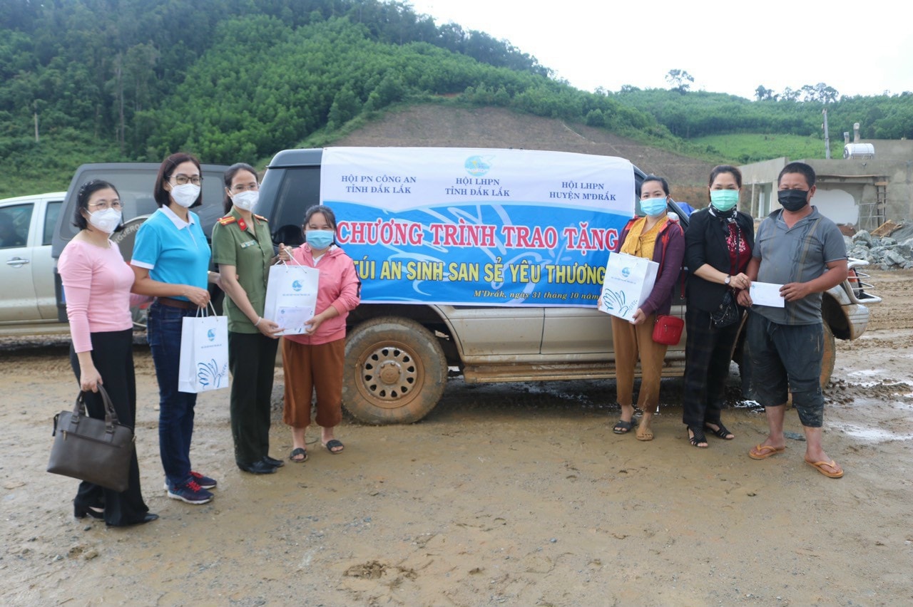 Trao tặng 100 túi an sinh “San sẻ yêu thương” tại xã Cư San, huyện M'Drắk