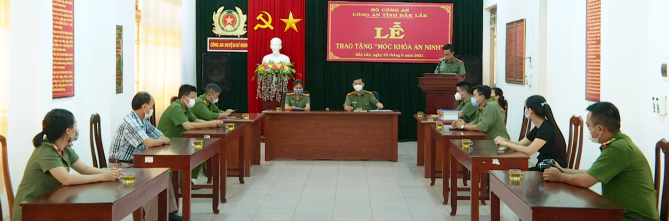 Công an Đắk Lắk triển khai mô hình “Móc khóa an ninh” tặng người dân
