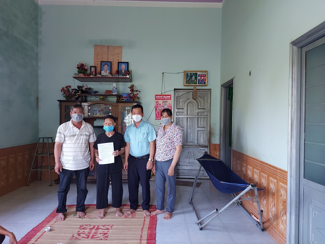 Trao tặng mô hình chăn nuôi phát triển kinh tế đối với người có công thuộc diện hộ nghèo