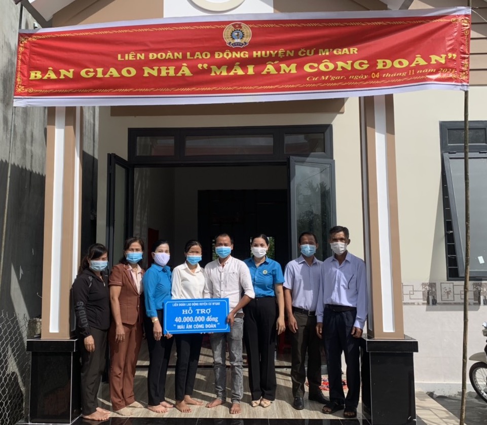 Huyện Cư M’gar bàn giao nhà “Mái ấm công đoàn”