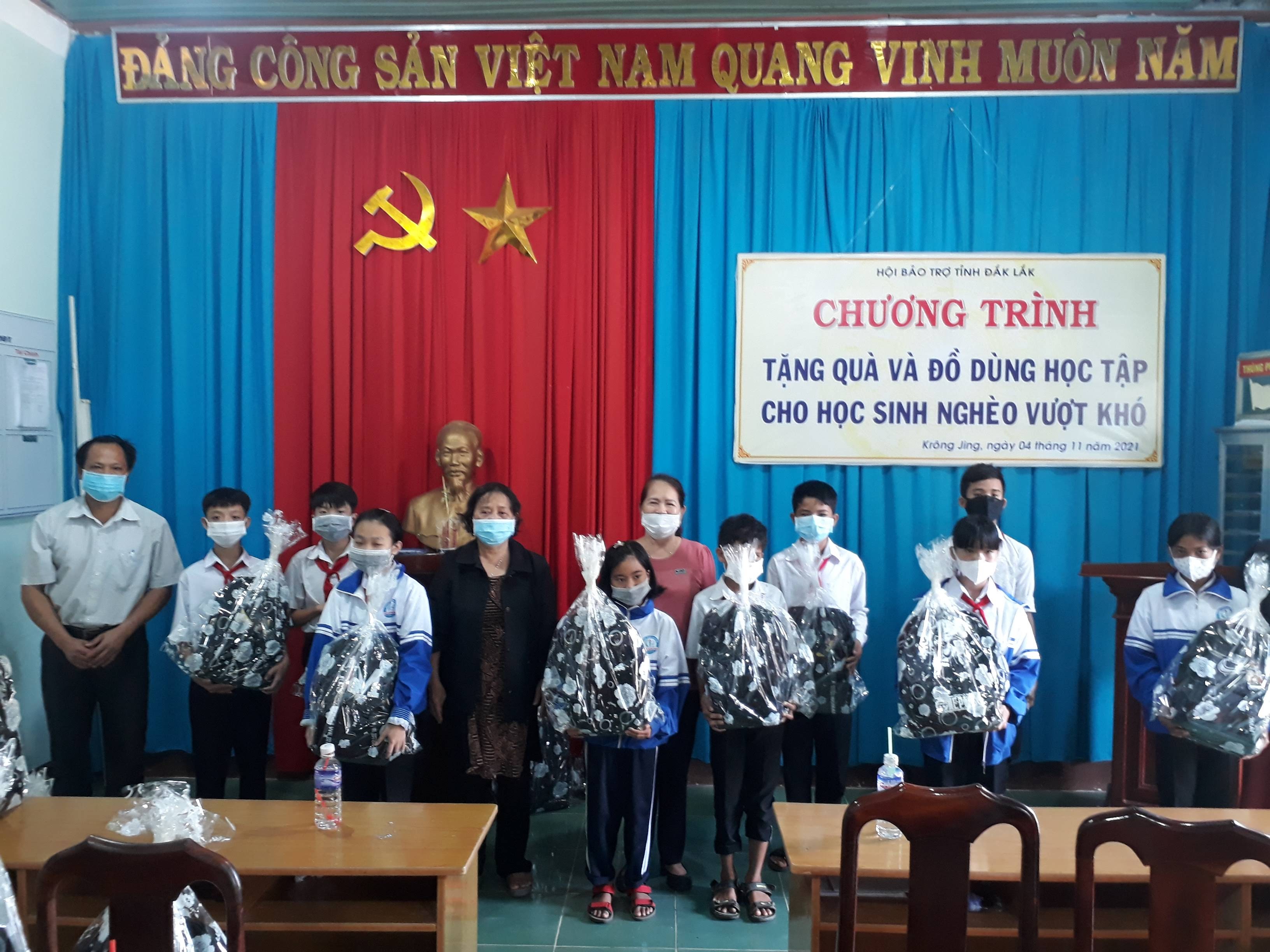 Hội Bảo trợ người tàn tật và trẻ mồ côi tỉnh Đắk Lắk trao quà cho học sinh và người nghèo