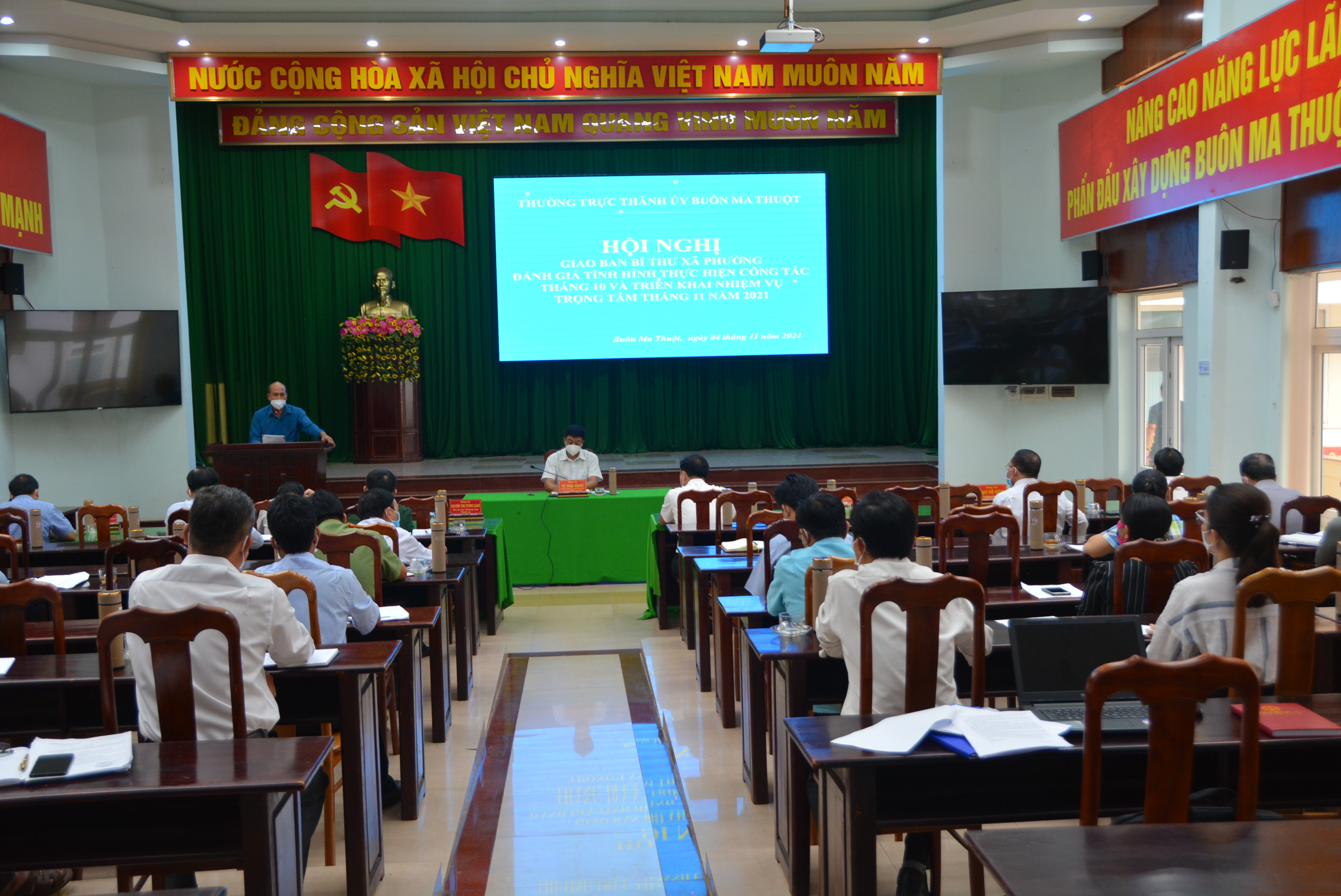 Thường trực Thành uỷ Buôn Ma Thuột giao ban với Bí thư Đảng uỷ các phường, xã