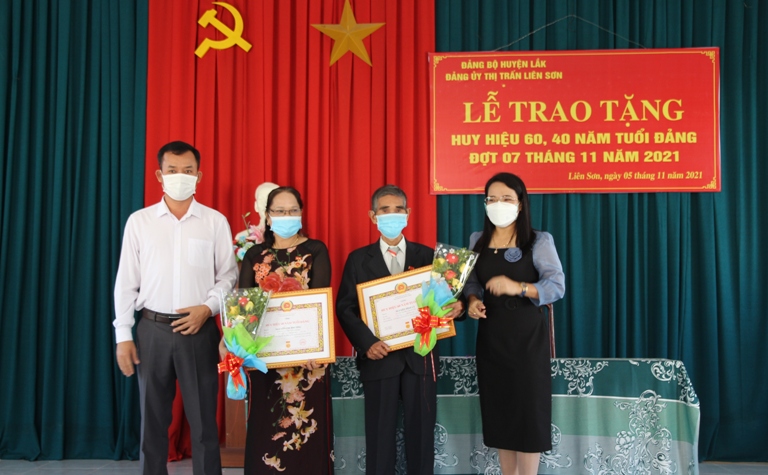 Huyện ủy Lắk: Trao huy hiệu Đảng và hỗ trợ 8 đảng viên, người dân khó khăn