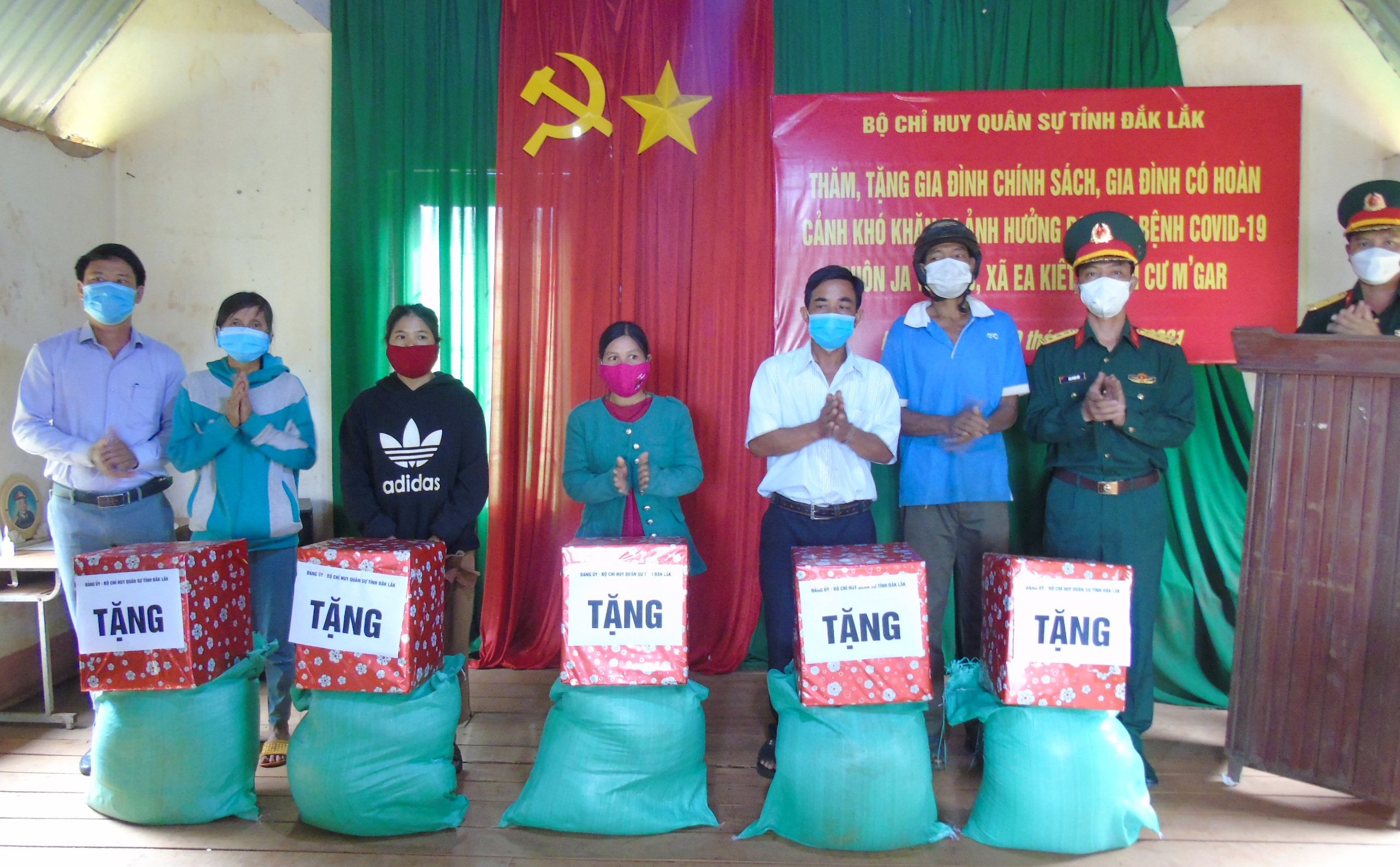 Trung đoàn 584 hỗ trợ nhân dân bị ảnh hưởng bởi dịch COVID-19