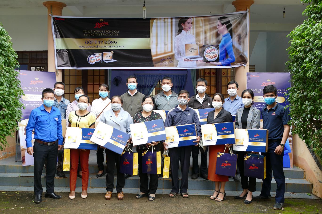 Trao tặng máy tính tri ân thầy, cô giáo nhân Ngày Nhà giáo Việt Nam 20/11