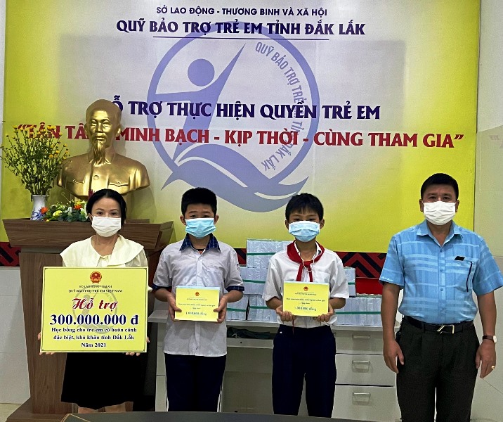 Trao 300 suất học bổng cho trẻ em có hoàn cảnh đặc biệt khó khăn