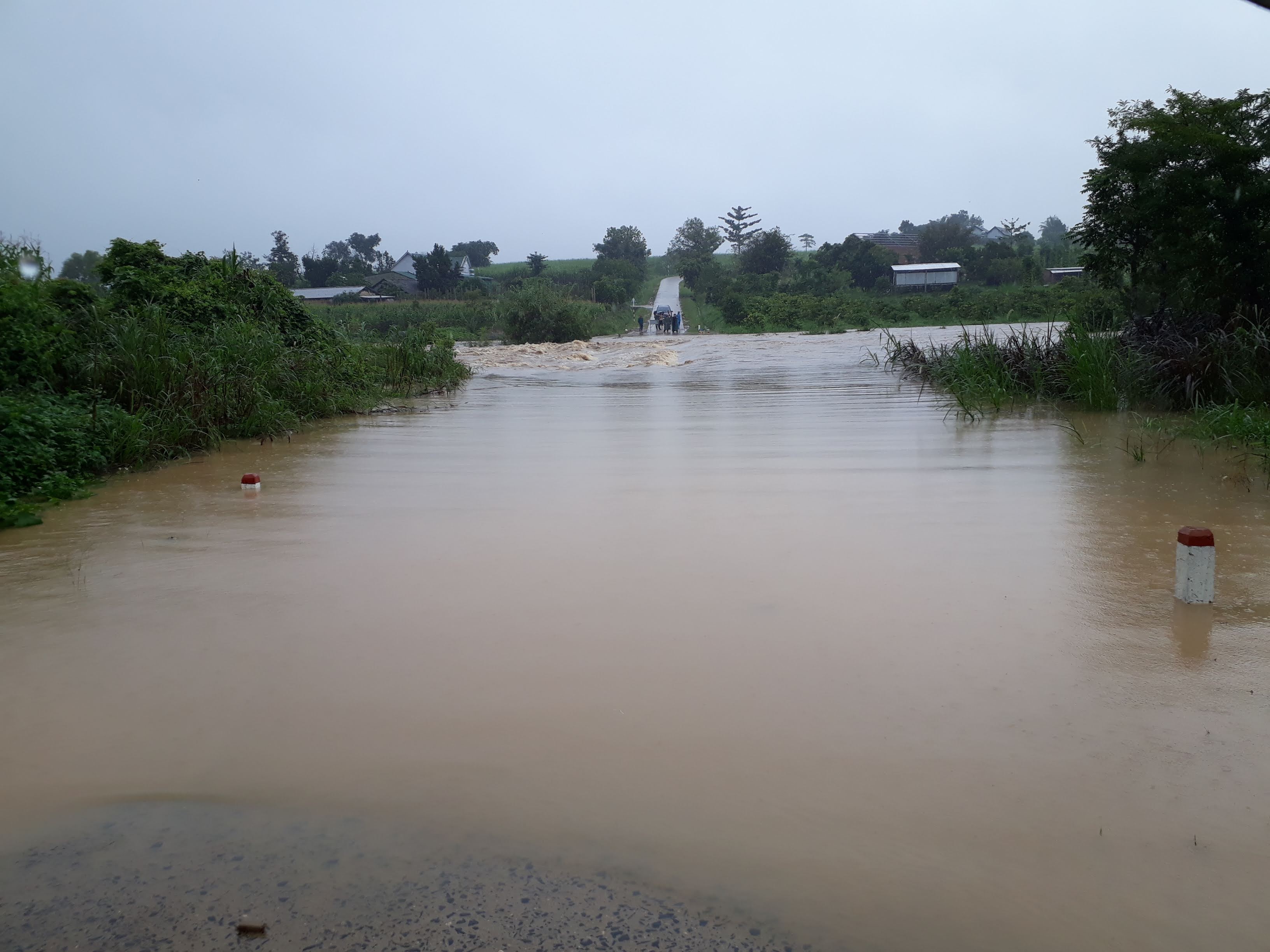 Lãnh đạo huyện M’Drắk kiểm tra tình hình khắc phục thiệt hại sau mưa lũ