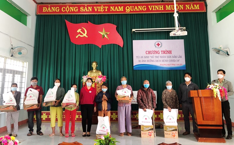 Trao 200 “Túi an sinh” cho người dân bị ảnh hưởng bởi dịch bệnh Covid-19 tại huyện Lắk và Krông Bông