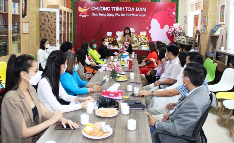 Vice Chairman of the People’s Committee of the Province H’Yim Kdoh met businesswomen on the occasion of Vietnamese Women’s Day - October 20th