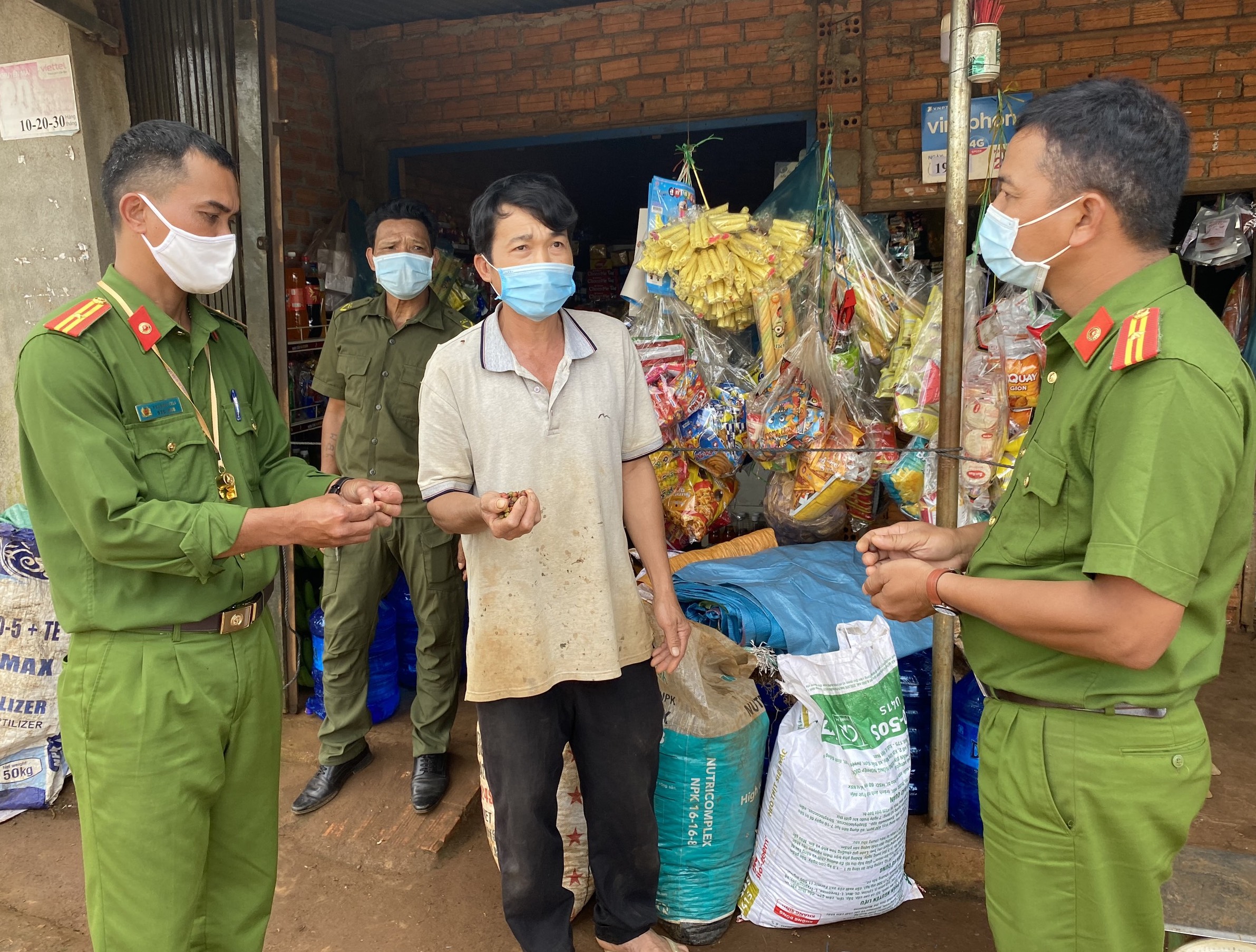 Công an Ea Tul giúp nông dân có mùa thu hoạch cà phê an toàn