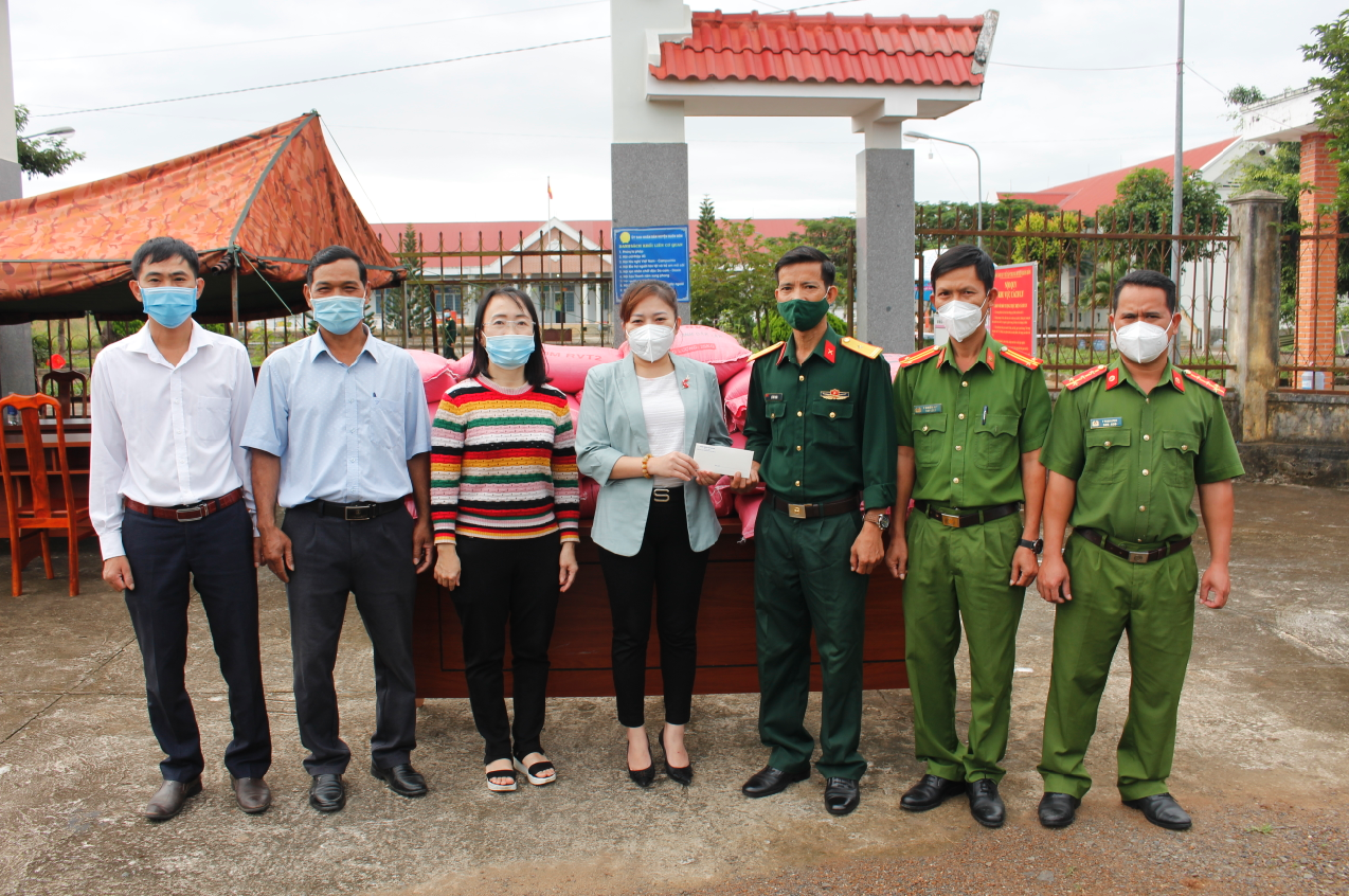 Ủy ban MTTQ Việt Nam tỉnh Đắk Lắk trao tặng gạo hỗ trợ phòng, chống dịch COVID-19