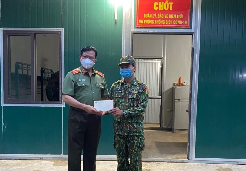 Lãnh đạo Công an tỉnh Đắk Lắk thăm, động viên cán bộ chiến sĩ tại các chốt phòng, chống dịch trên khu vực biên giới