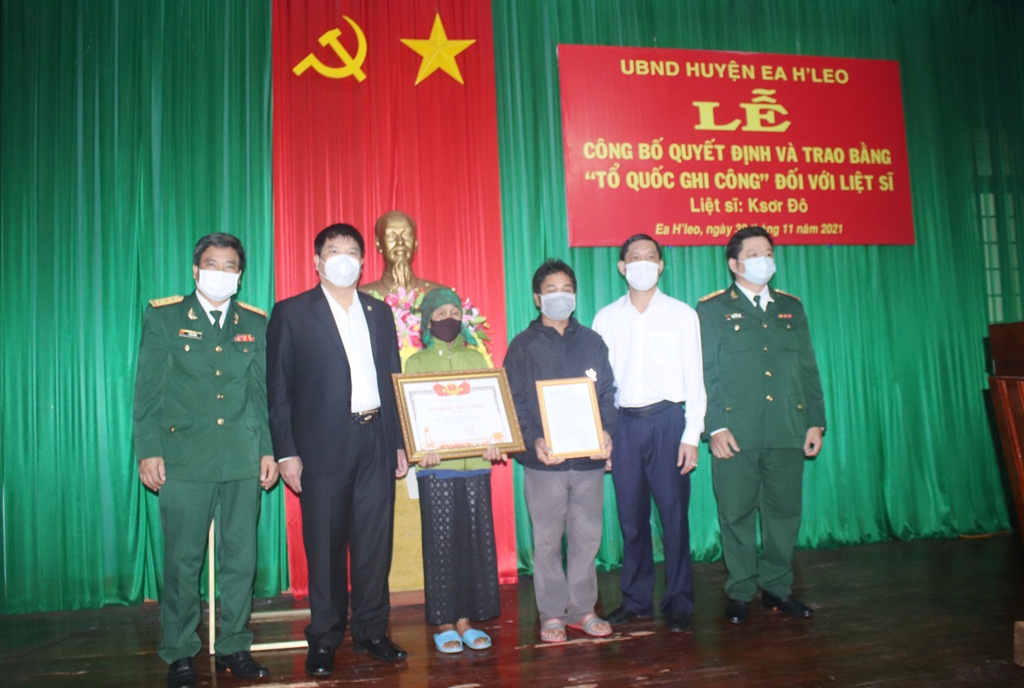 Trao Bằng “Tổ quốc ghi công” đối với liệt sĩ Ksơr Đô