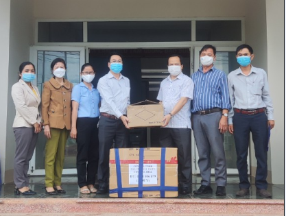 Ủy ban Mặt trận Tổ quốc huyện Buôn Đôn trao tặng thuốc, vật tư y tế phòng chống dịch COVID-19