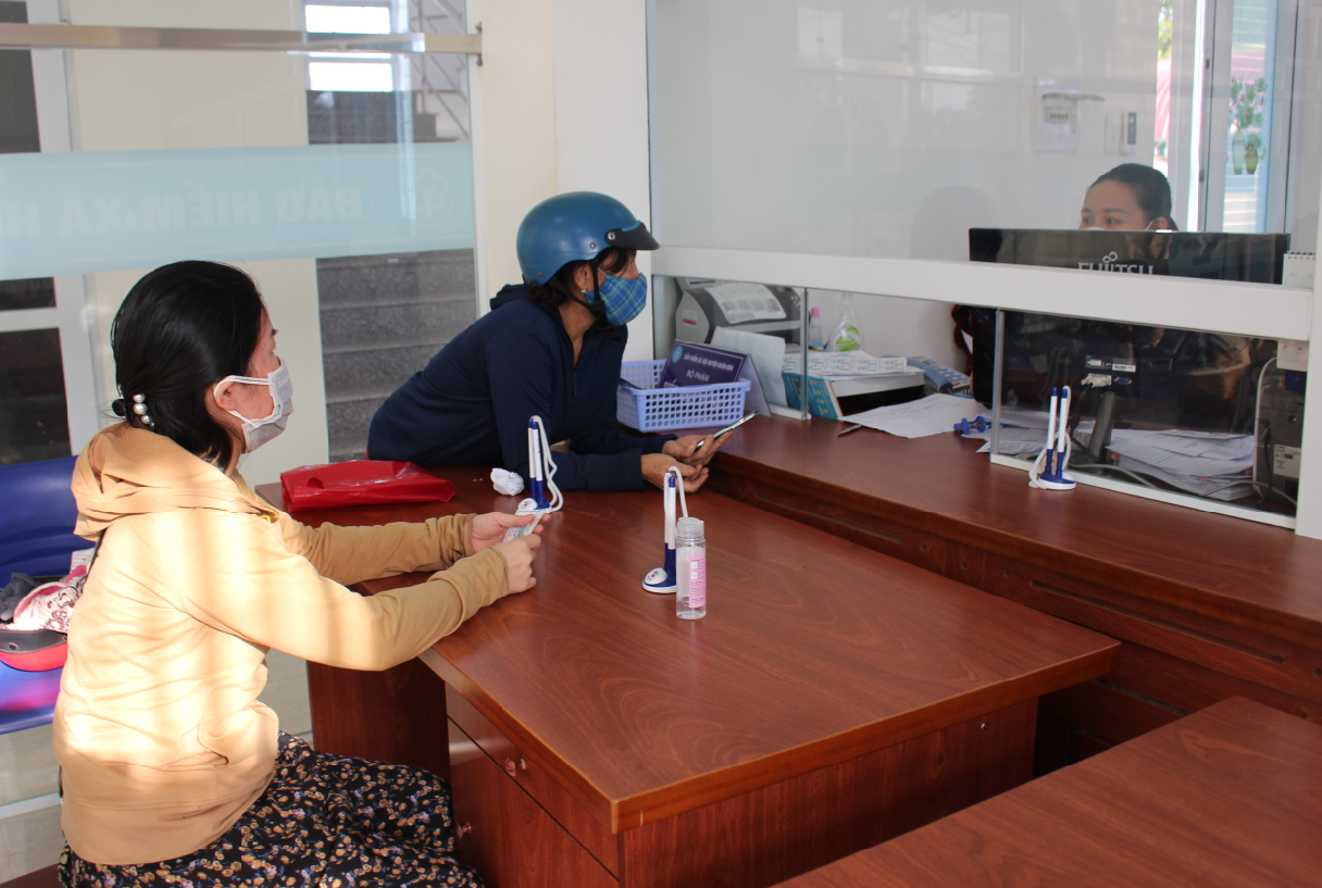 BHXH huyện Buôn Đôn chi trả hỗ trợ bảo hiểm thất nghiệp kịp thời cho người lao động