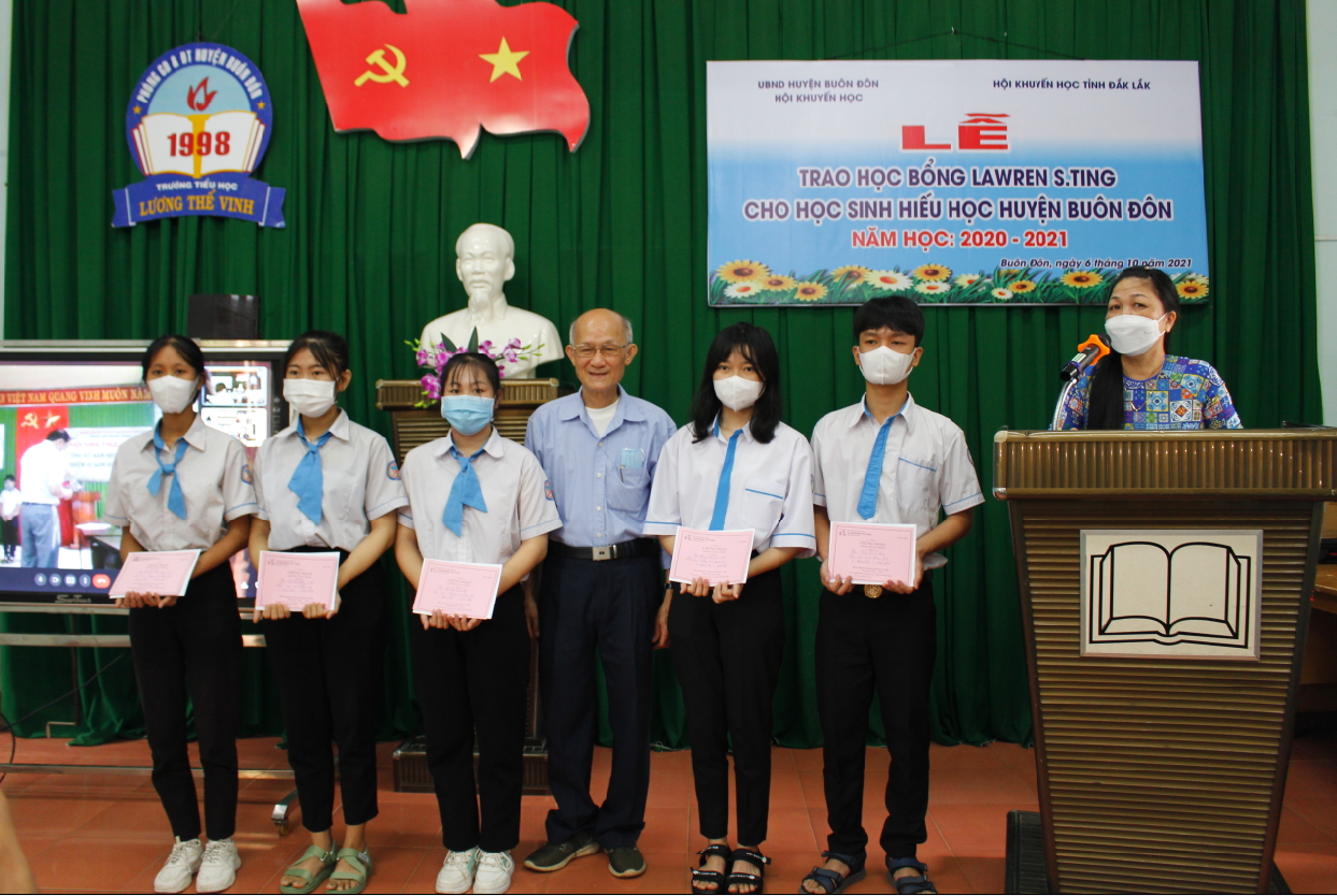 Awarding scholarships to impoverished yet diligent students in Buon Don District