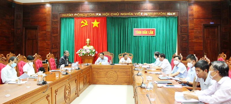 Implement the pilot project to build areas of agricultural and forestry raw materials meeting standards for domestic consumption and export in the 2021-2025 period