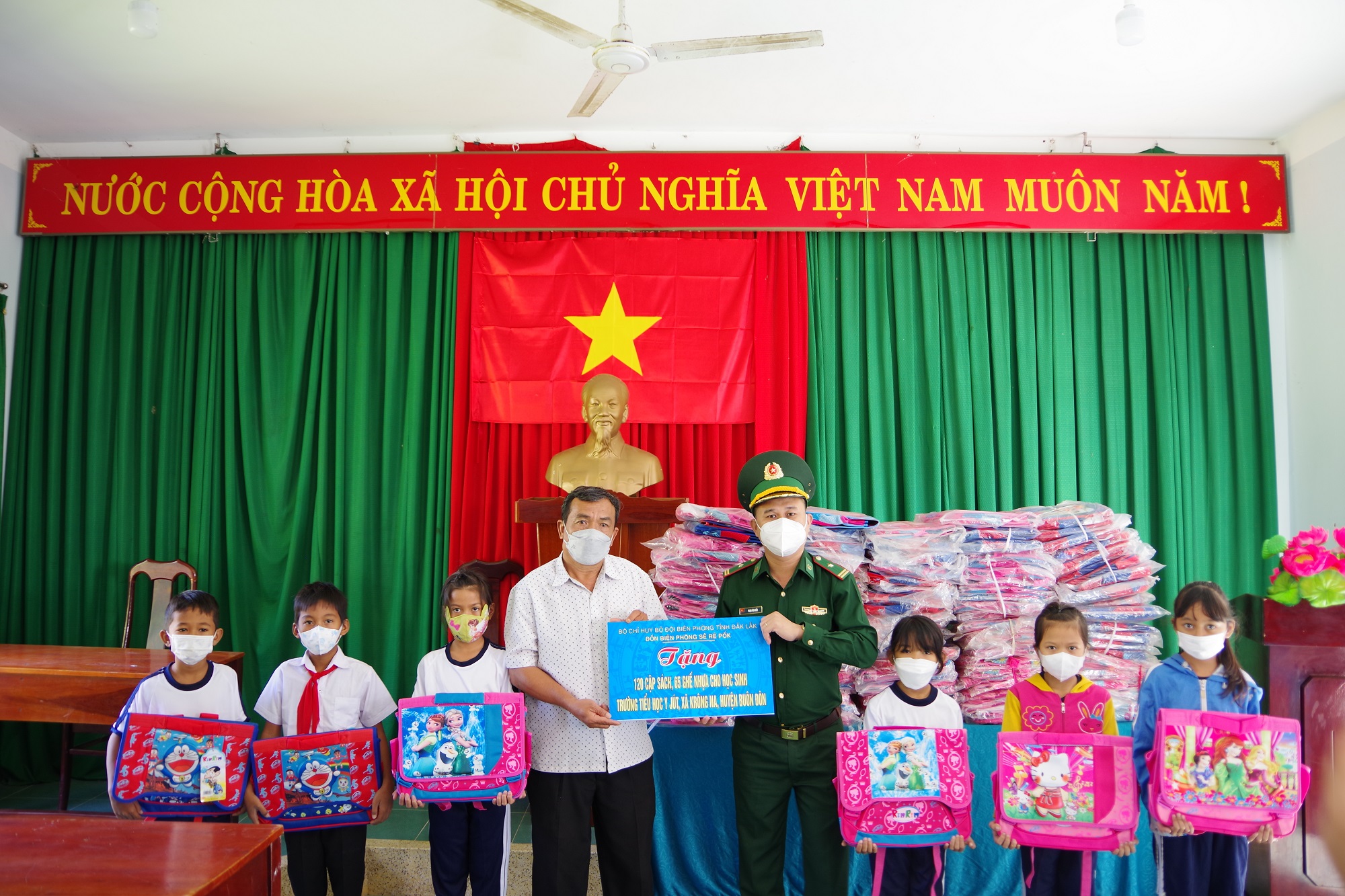 Trao tặng nhiều suất quà cho các học sinh trên địa bàn biên giới