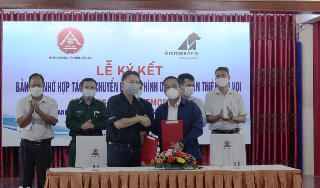 Ký kết hợp tác về chuyển đổi xây dựng mô hình du lịch thân thiện với voi